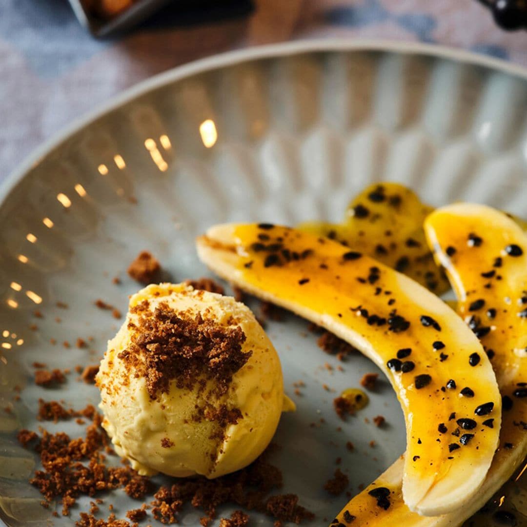 Plátano con fruta de la pasión y helado de vainilla