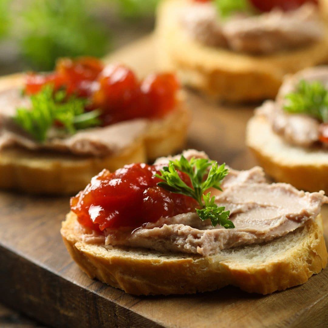 Paté de higaditos de pollo con confitura de tomate