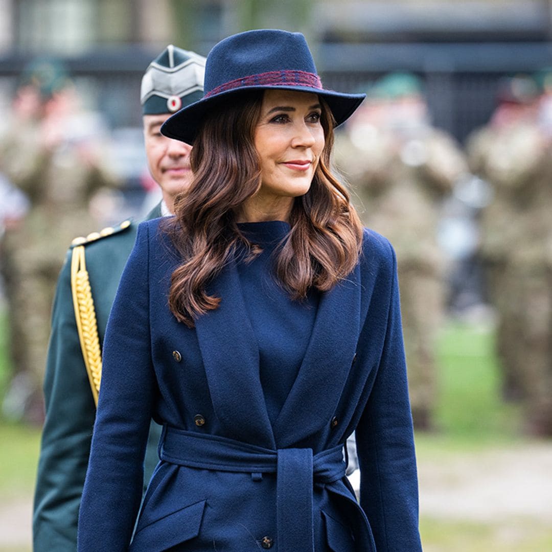 Mary de Dinamarca regresa al trabajo con abrigo militar, botas de tacón y sombrero de lana italiana