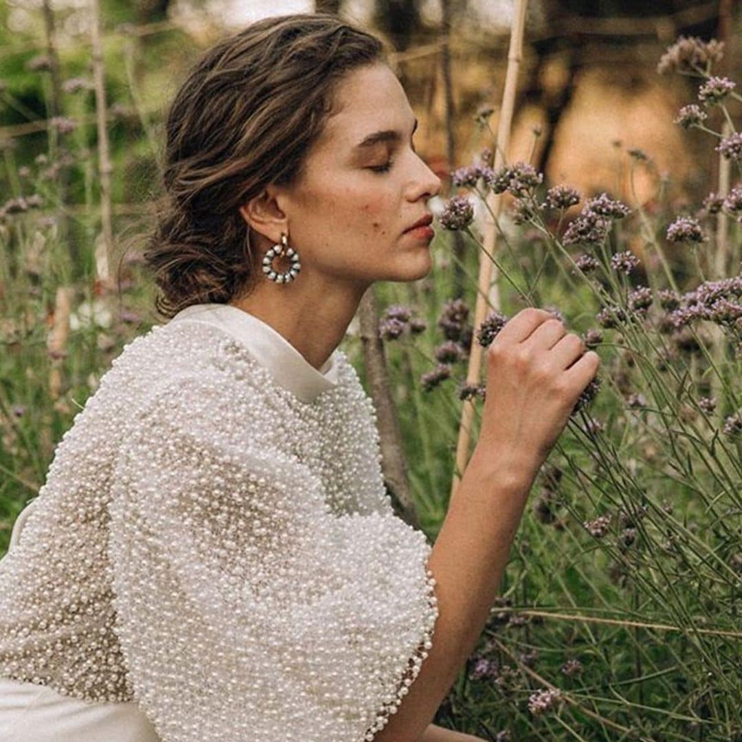 Pendientes para novias que llevan pedrería en el vestido