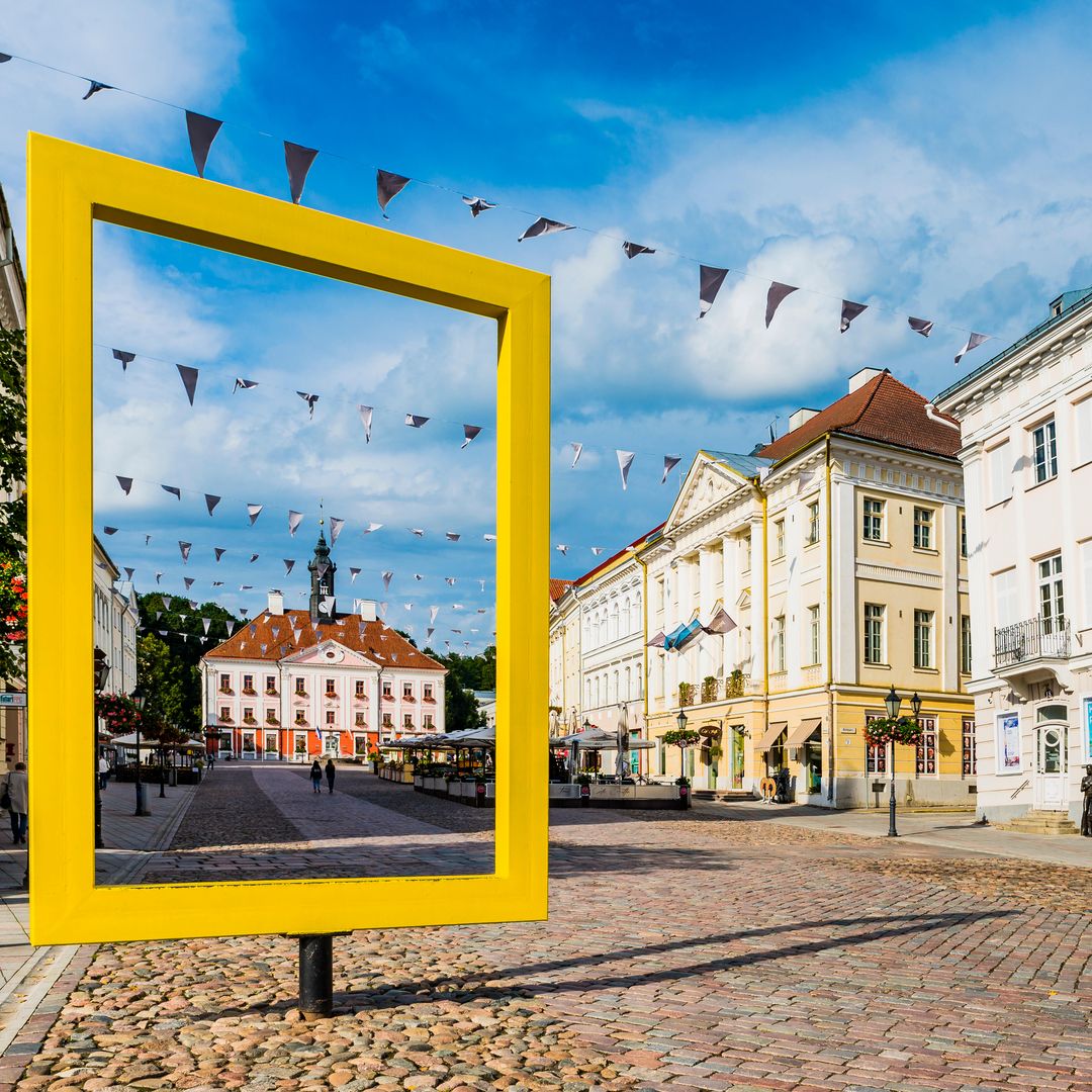 Plaza del Ayuntamiento de Tartu, capital de Estonia