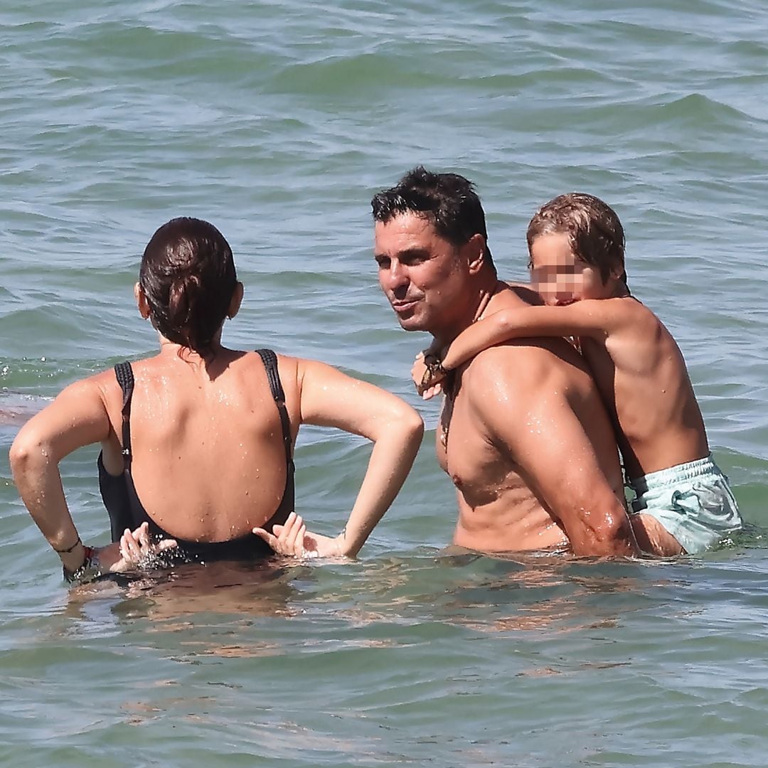 HOLA 4182 Lourdes Montes y Fran Rivera en la playa