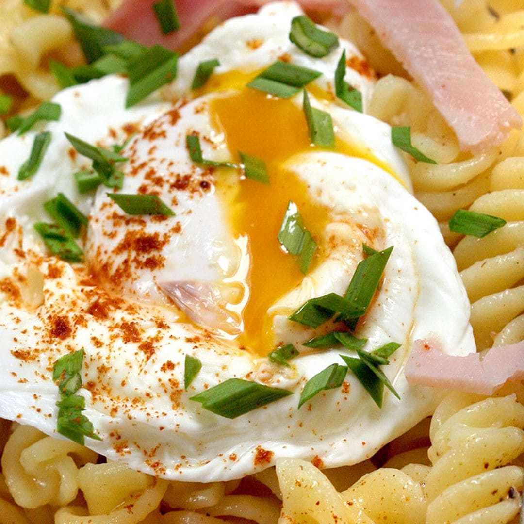 Tornillos de pasta con jamón cocido y huevo escalfado