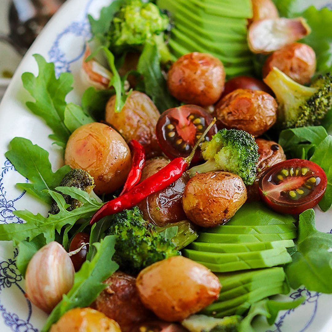 Ensalada templada de aguacate, patata y brócoli