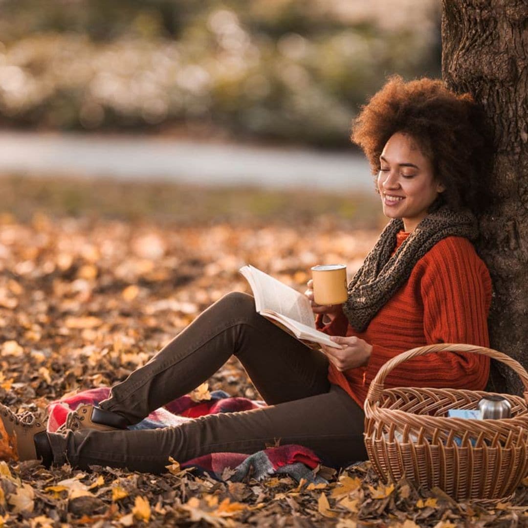 chica con libro y comida