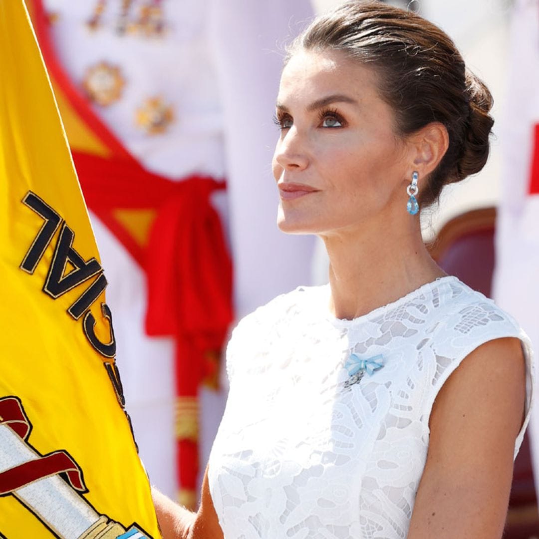 La Reina se adelanta al verano con su vestido semitransparente de encaje blanco