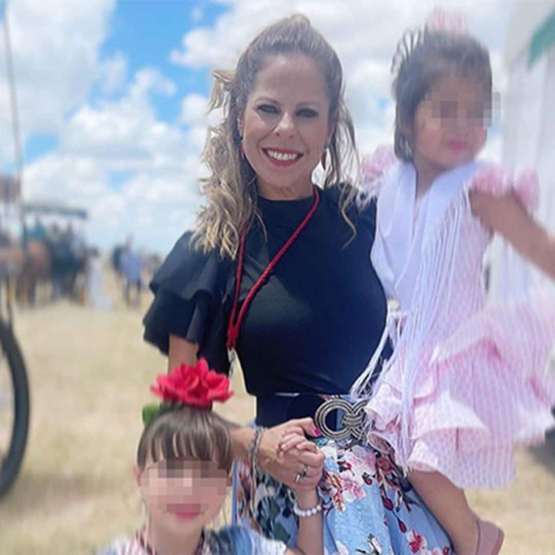 Pastora Soler con sus hijas Estrella y Vega, dos simpáticas rocieras de camino a Almonte