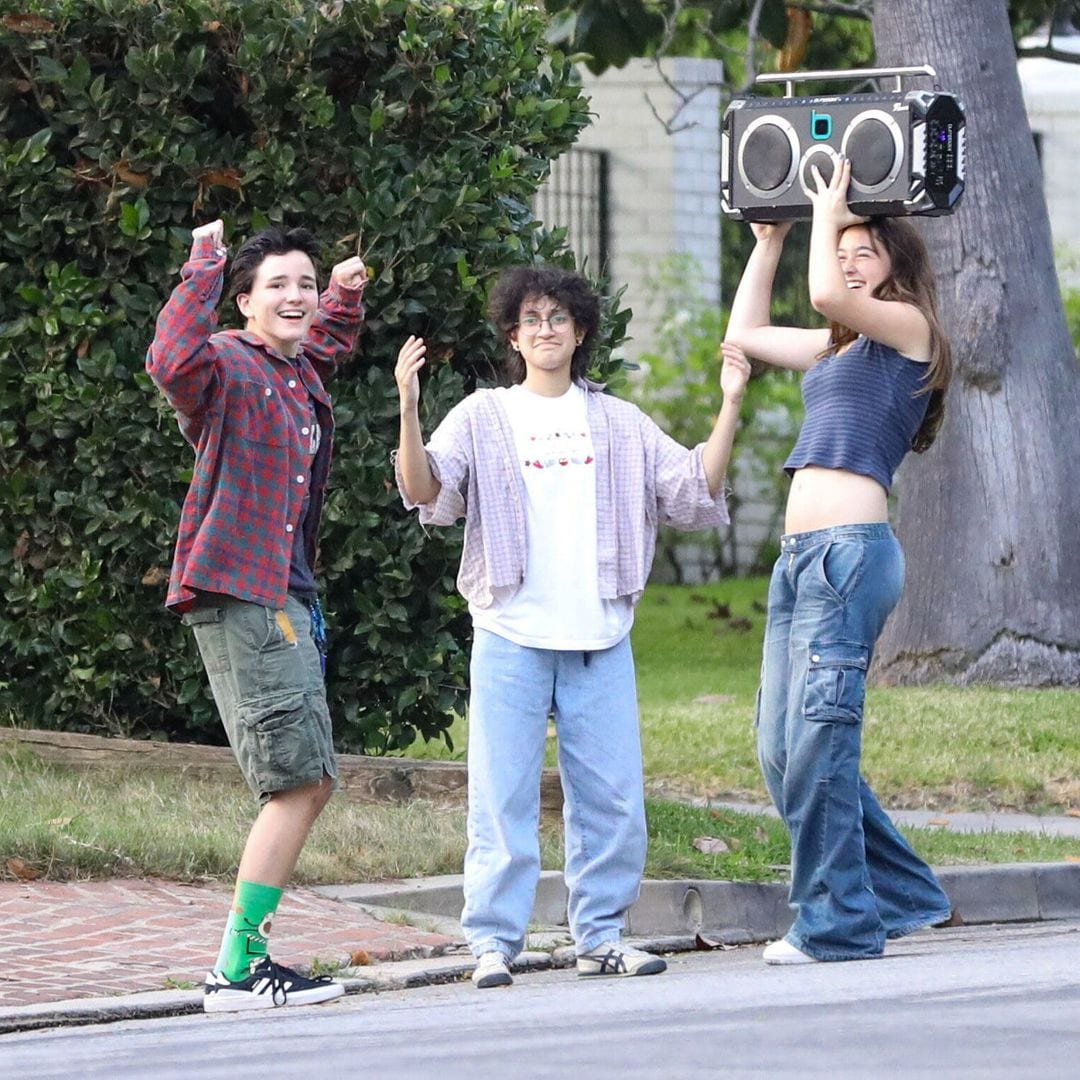 Fin, Emme y una amiga bailan en la calle en Brentwood