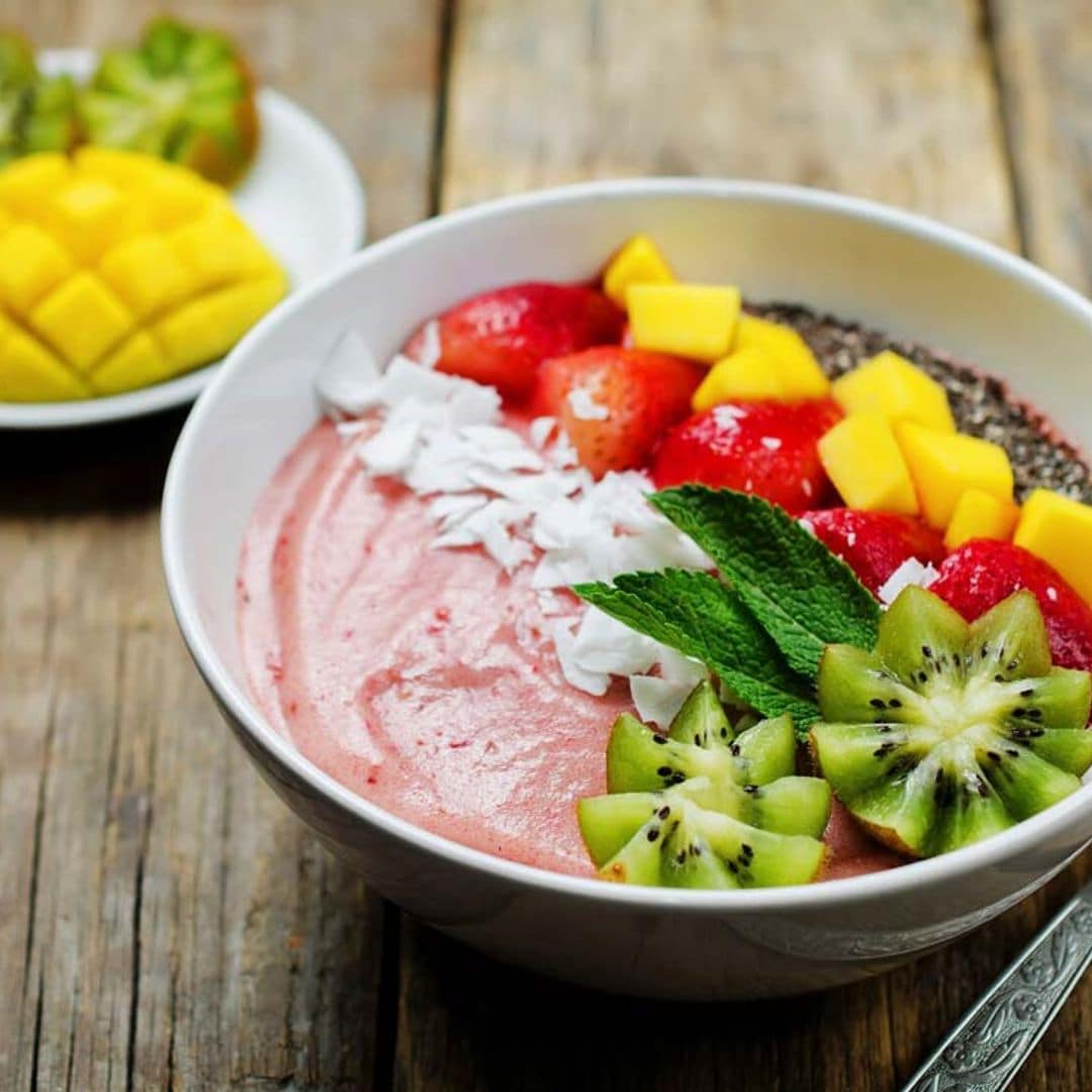 'Smoothie bowl' de fresa con kiwi, coco, mango y chía