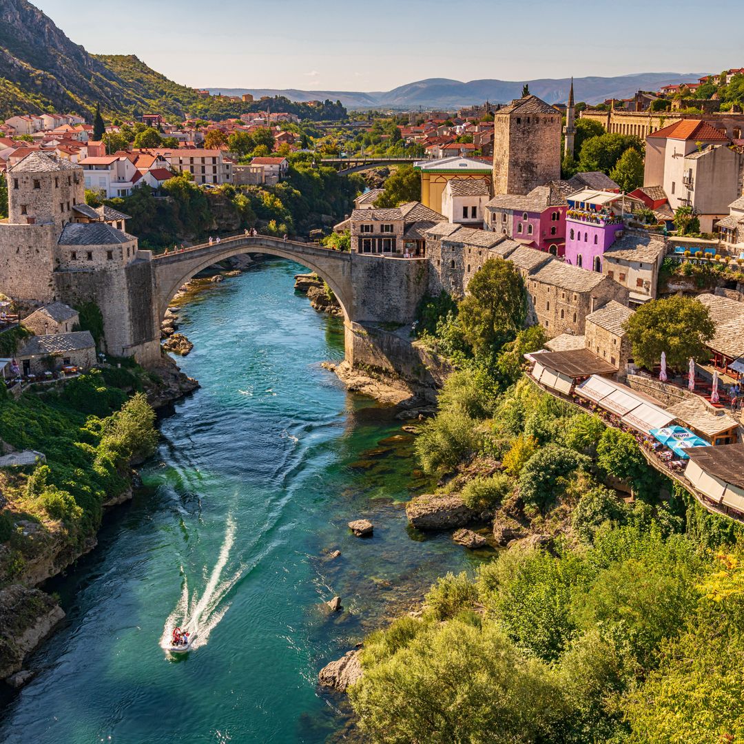 Ciudad medieval de Mostar y Puente Viejo en primer término, Bosnia Herzegovina