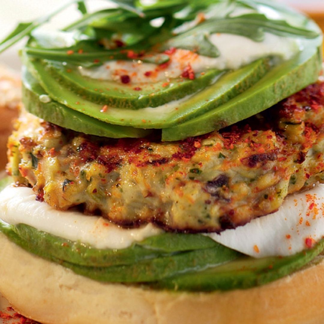 Hamburguesa vegetariana con aguacate y mozzarella