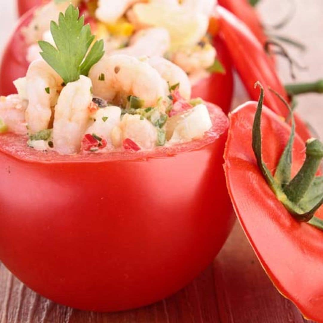 Tomate relleno de ensaladilla de gambas