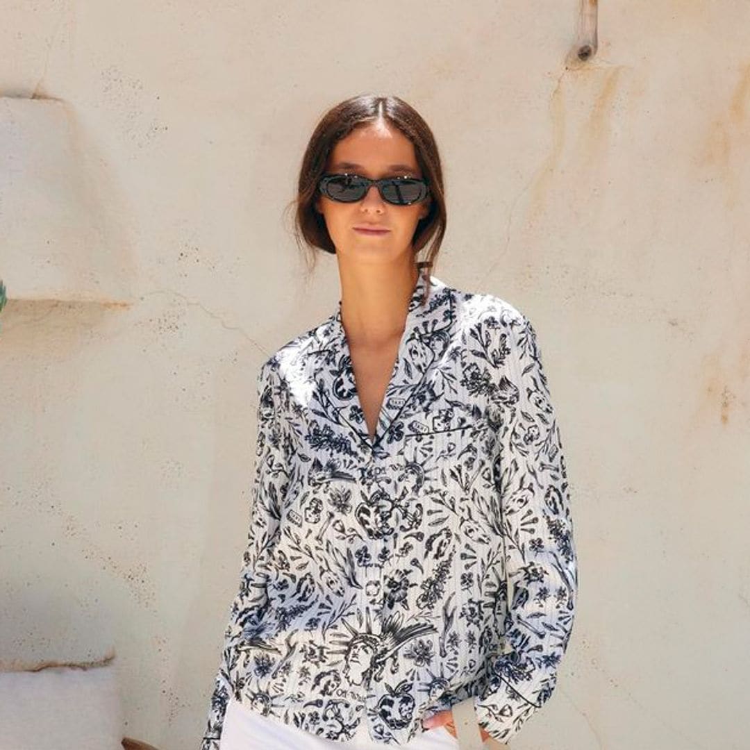 Victoria de Marichalar en Ibiza con bermudas blancas y camisa estampada