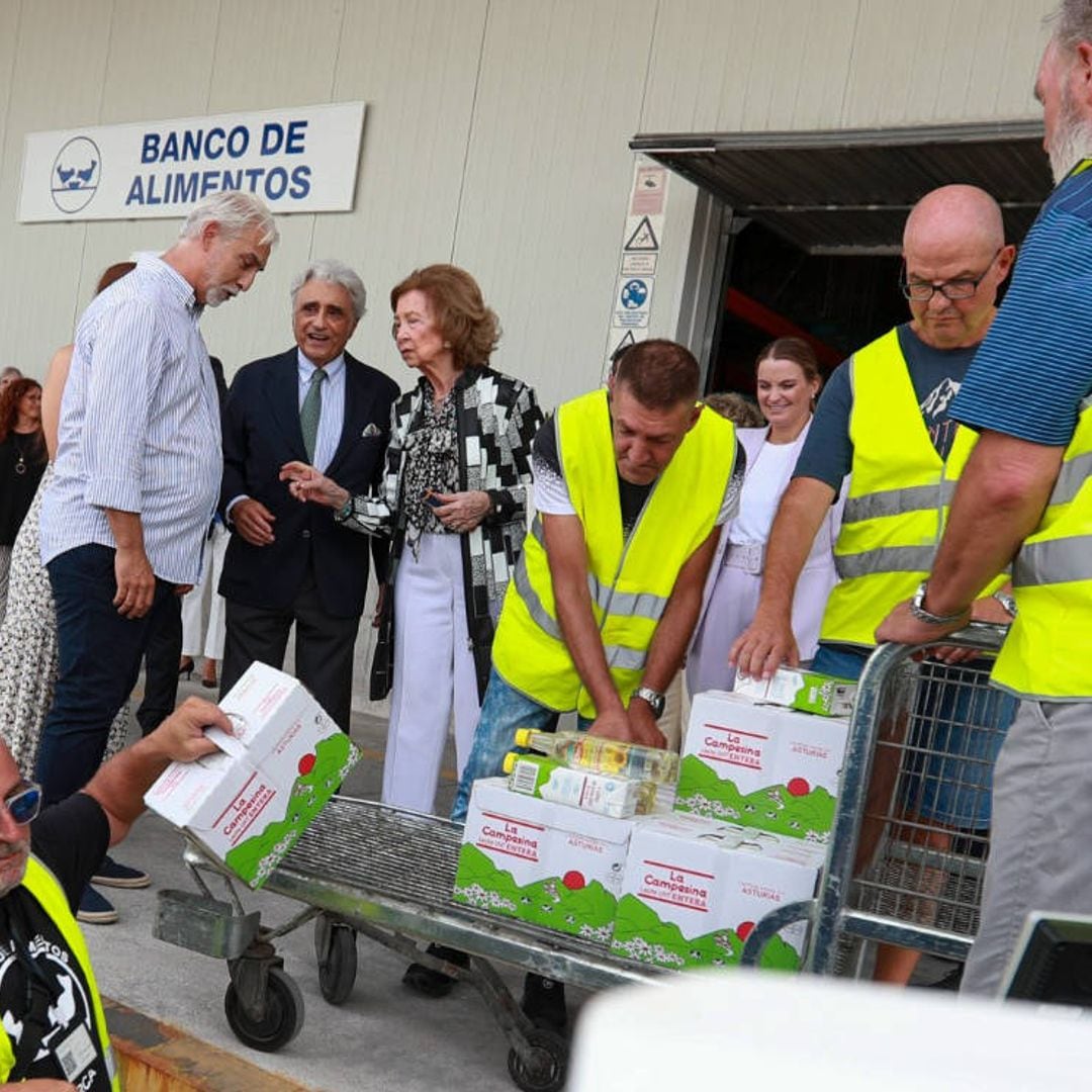 La reina Sofía visita el Banco de Alimentos de Mallorca una década después