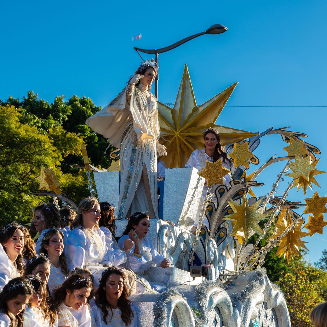 Los Reyes Magos desfilan en la cabalgata de Sevilla como inicio de la festividad cristiana de la Epifanía