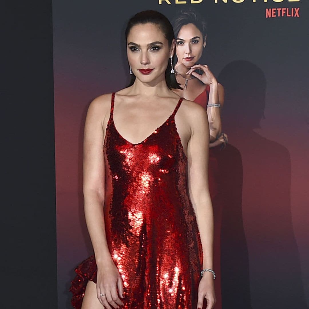 Gal Gadot recuerda a Angelina con un deslumbrante vestido que tiene guiño español