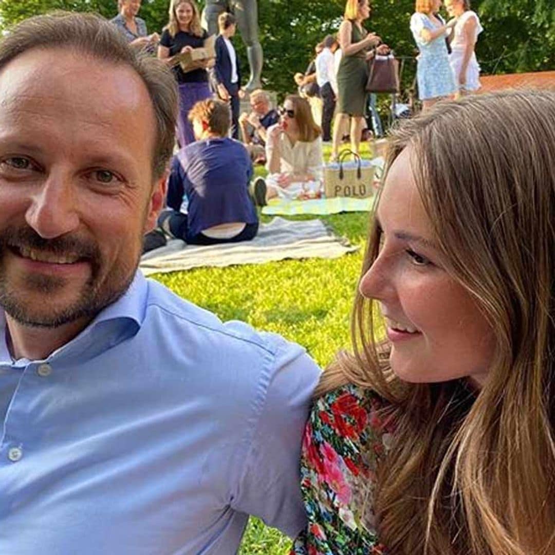 Unos orgullosos Haakon y Mette-Marit de Noruega felicitan a su hija por el final de una etapa escolar