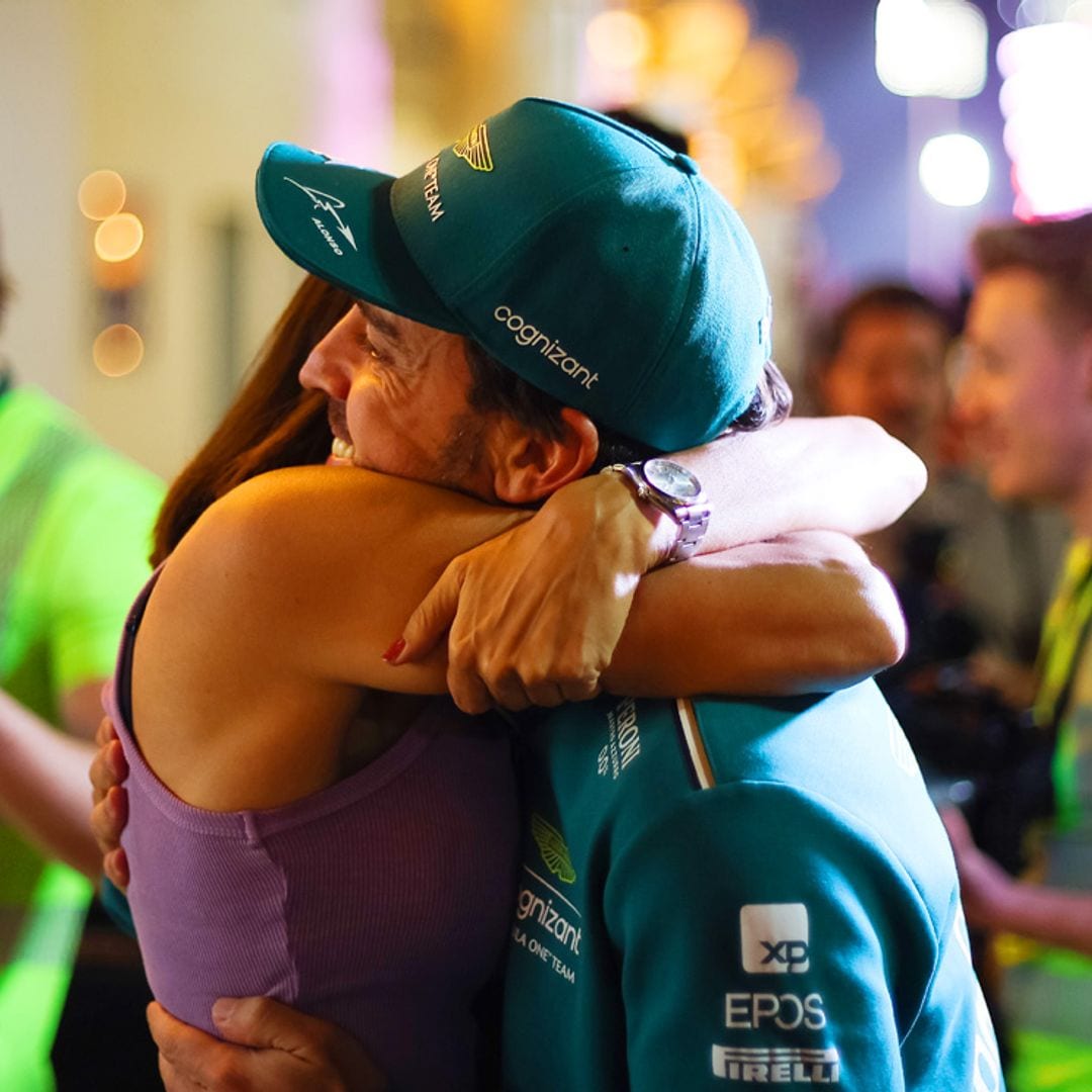 ¡El podio más romántico! Fernando Alonso celebra con Andrea Schlager su tercer puesto en el GP de Baréin