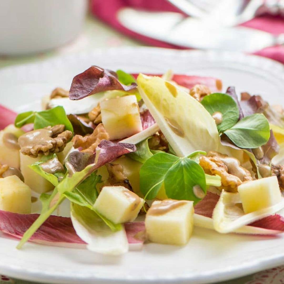 Ensalada de manzana y nueces con salsa de cacahuete