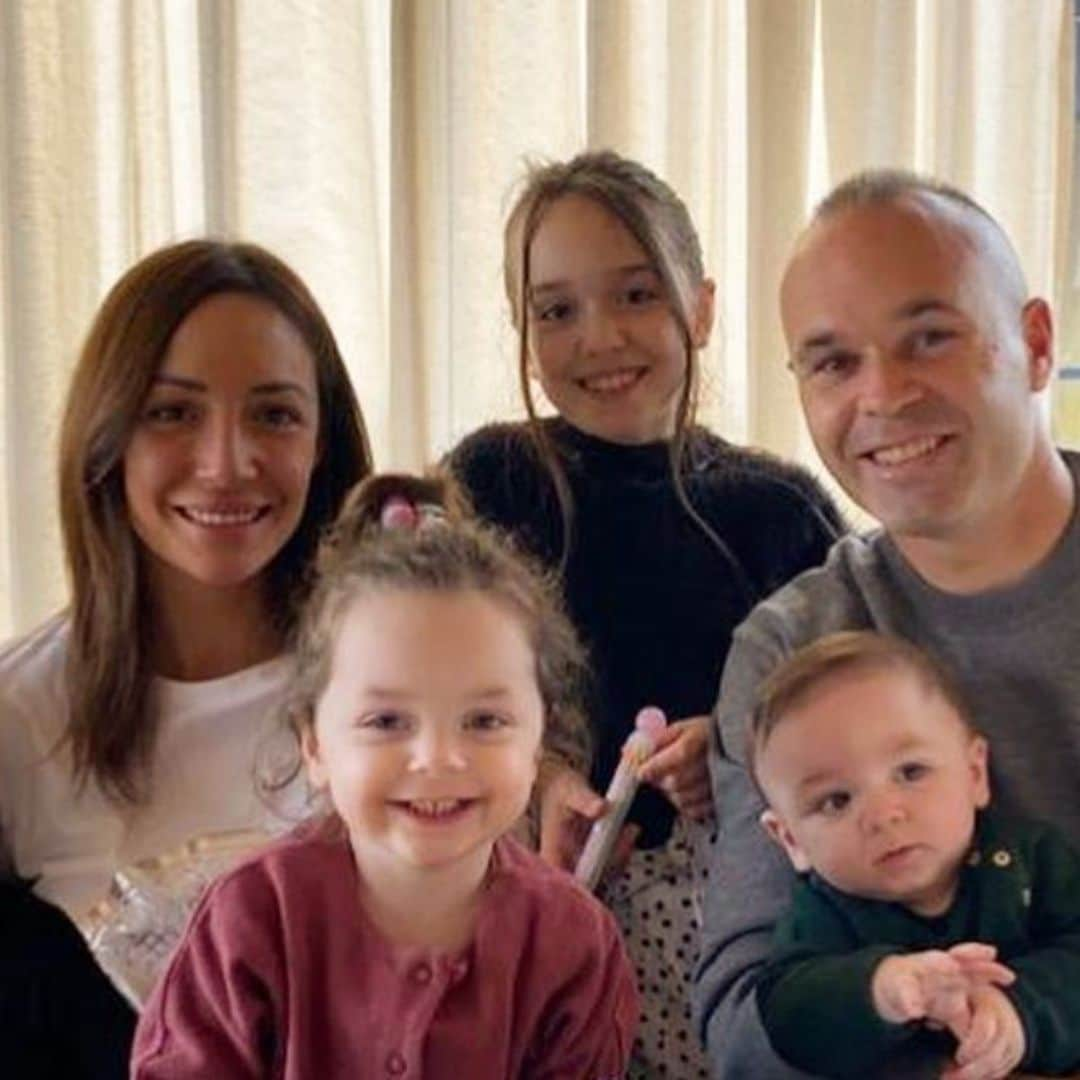 Andrés Iniesta y Anna Ortiz comparten un divertido baile con sus hijos