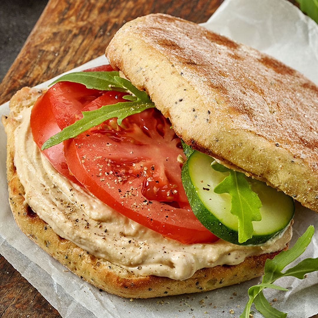 Sándwich vegetal con hummus