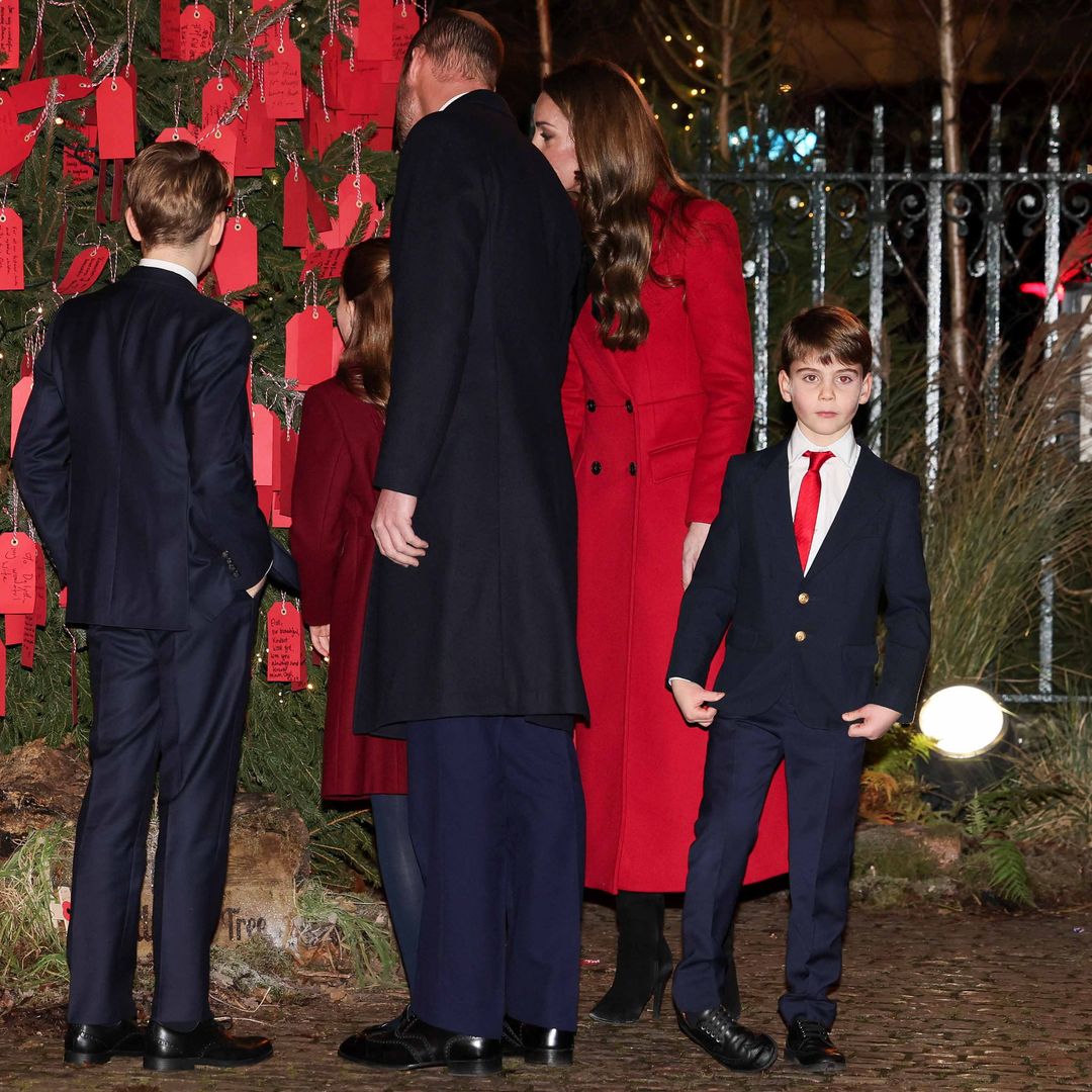 La familia colocó notas con sus deseos en el árbol que se instaló afuera de la Abadía de Westminster.