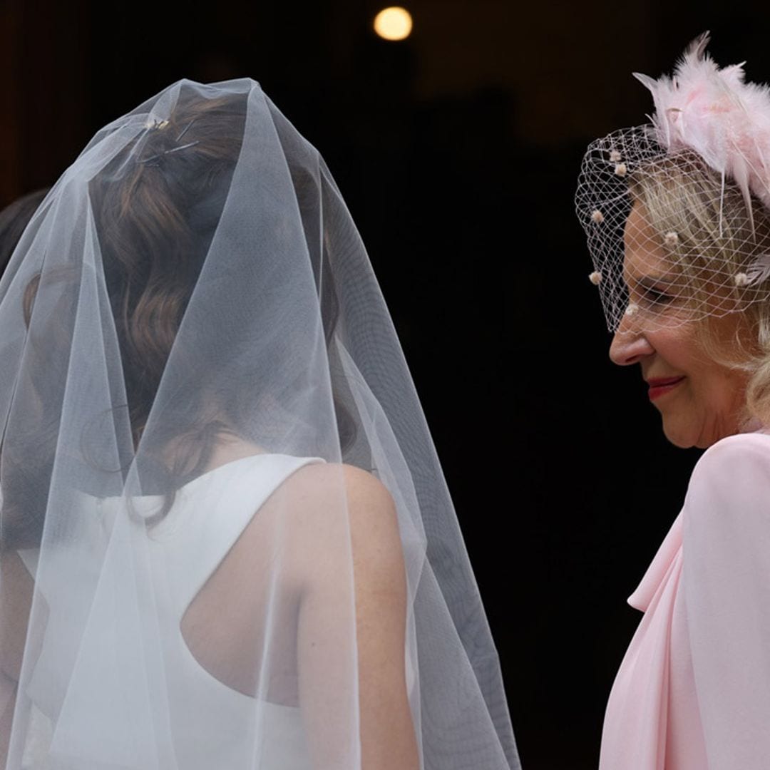 El look de madrina de la madre de Eugenia Gil Muñoz: vestido 'retro' y el tocado más especial de la boda