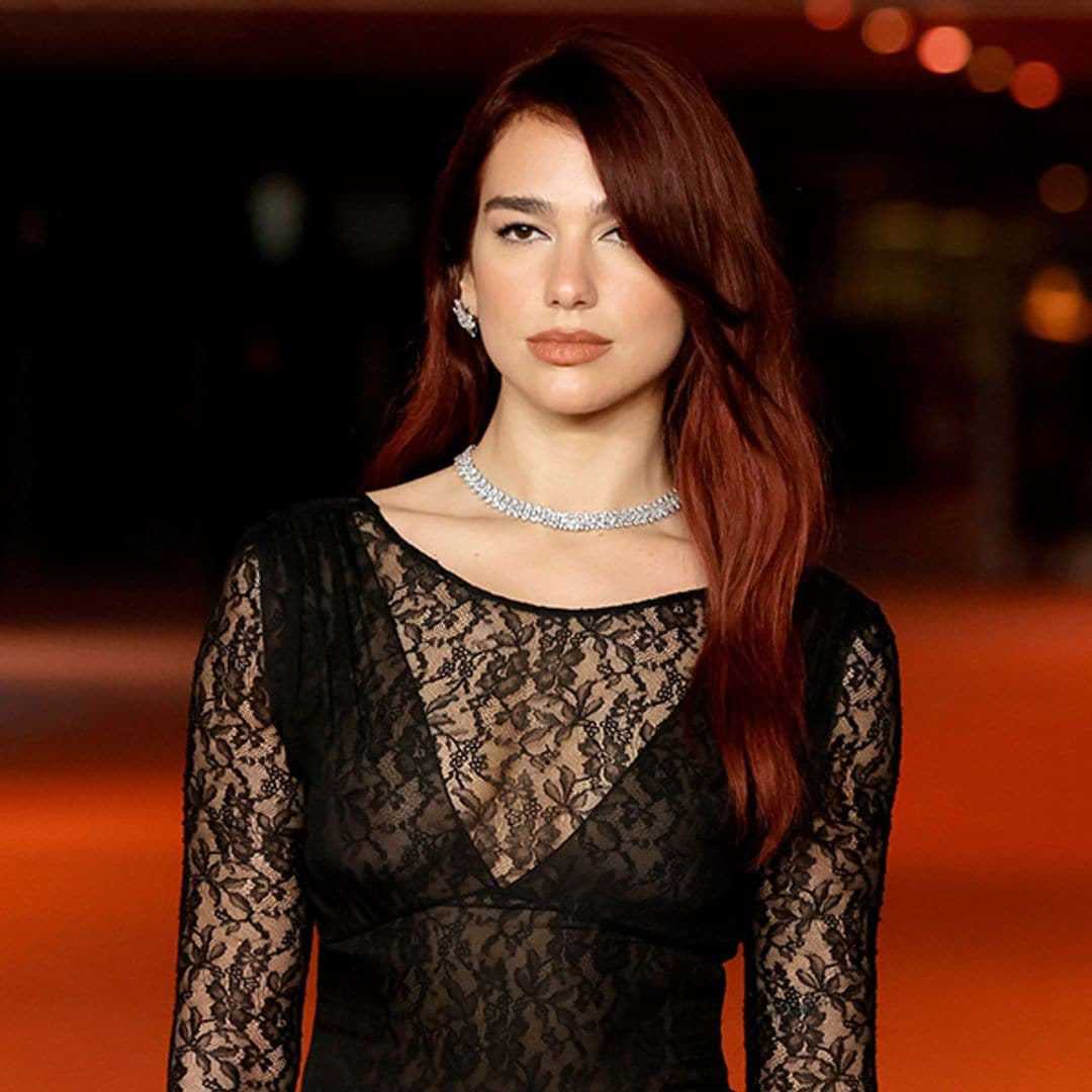 Dua Lipa se inspira en el look que Rosalía llevó a Sevilla con vestidazo de encaje transparente