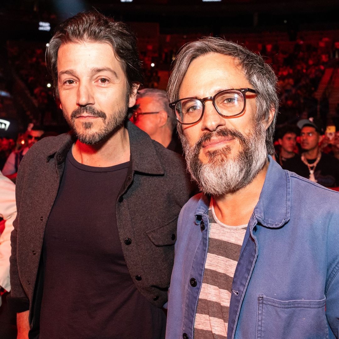 Gael García reaparece junto a Diego Luna y sorprende con su nuevo look en la pelea del 'Canelo' Álvarez