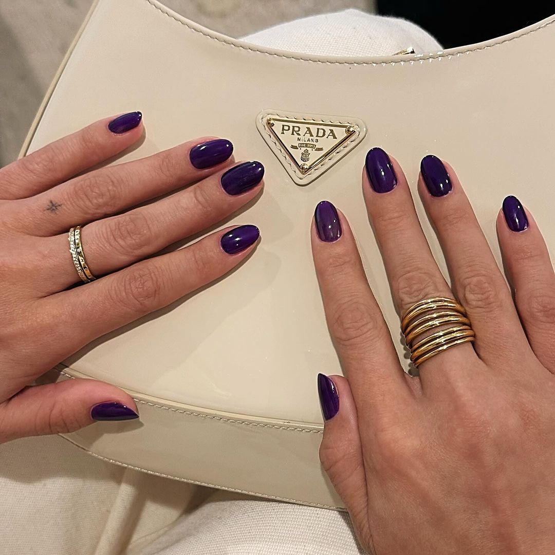 La manicura berenjena de Selena Gomez