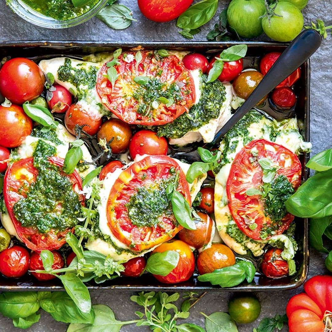 Tomates rellenos de pollo, mozzarella y albahaca fresca