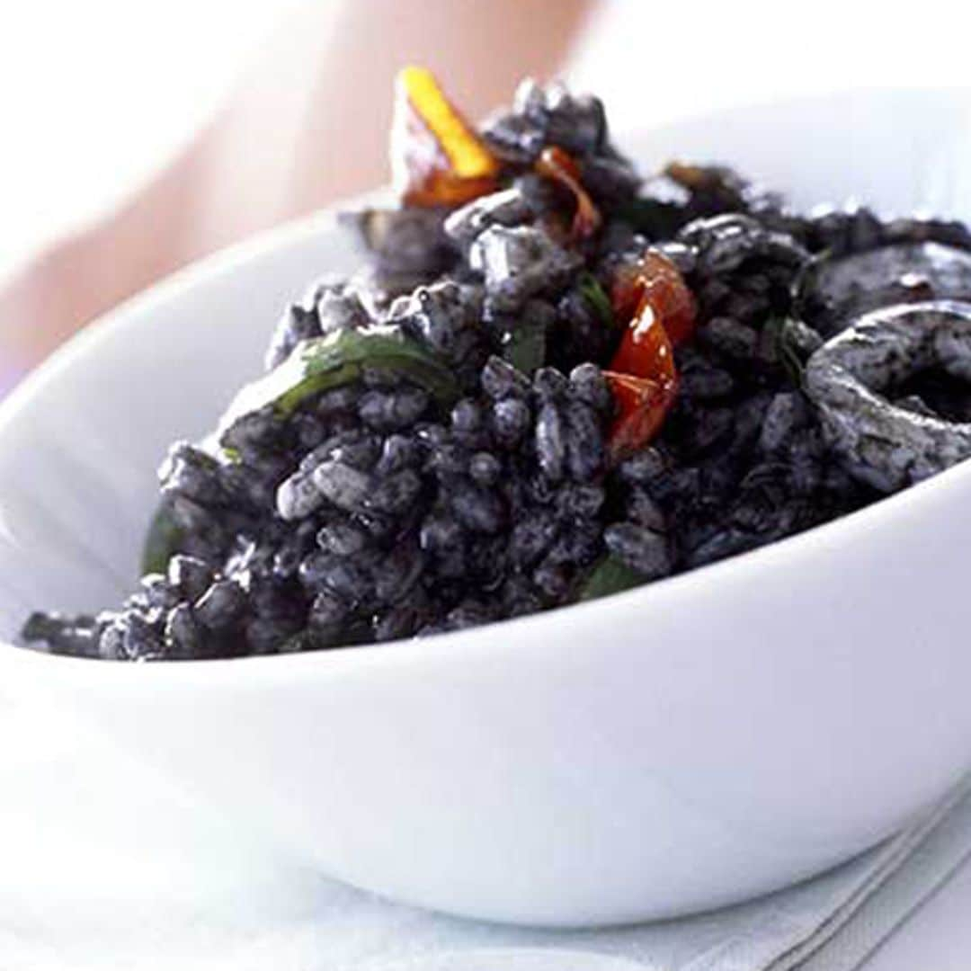 Arroz negro con verduras y chipirones