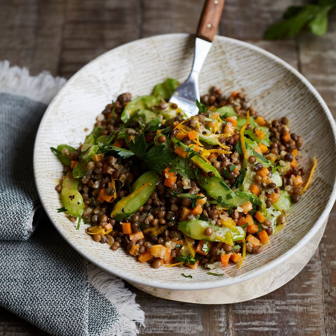 Ensalada de lentejas con espárragos y vinagreta de naranja