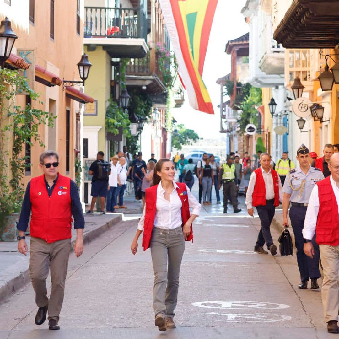 La reina Letizia comienza su viaje de cooperación en Cartagena de Indias con la visita a un centro de formación