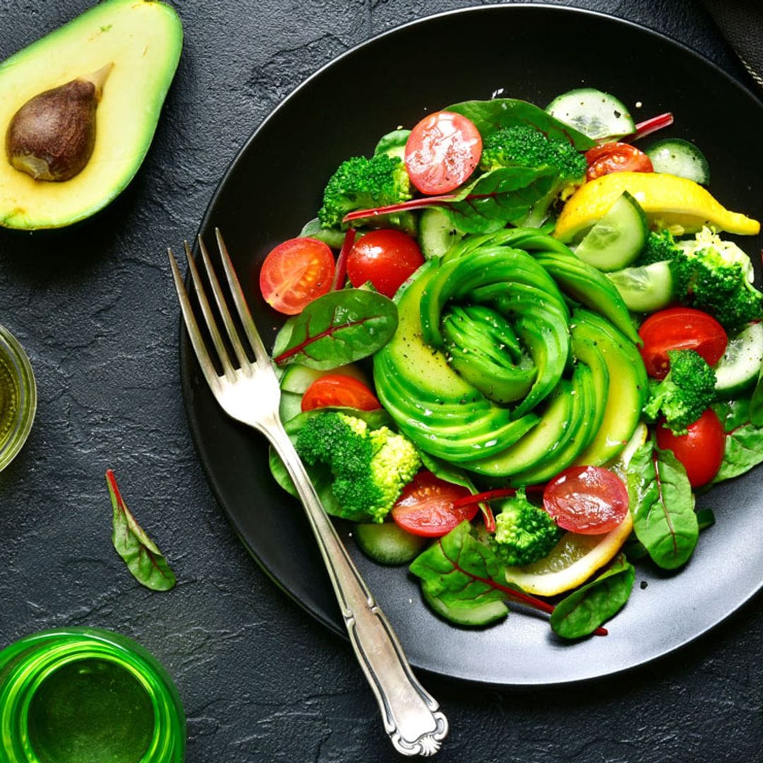 Ensalada de brócoli y acelgas con aguacate