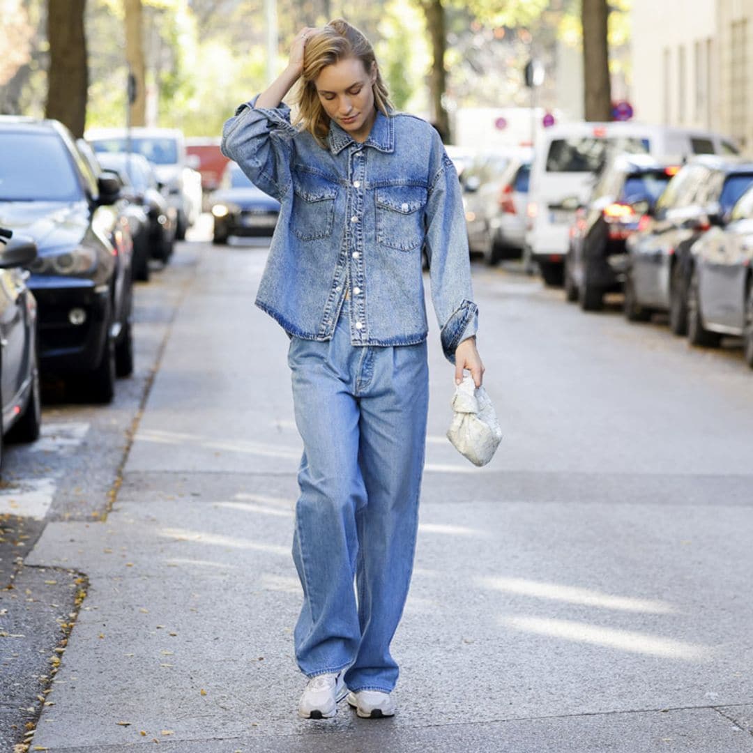 Guía FASHION para combinar los 'dad jeans' con los zapatos y zapatillas más cómodos del invierno