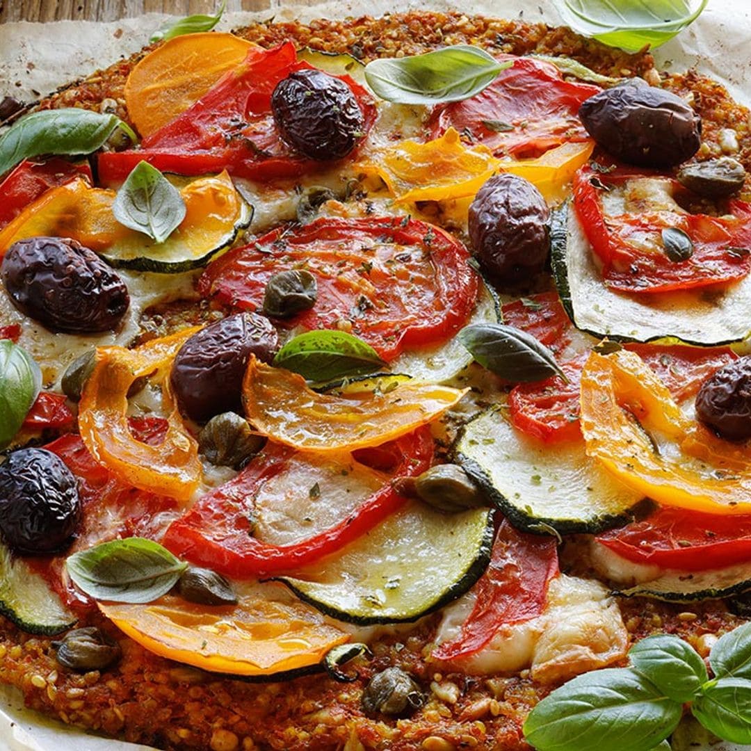 Pizza de zanahoria con tomate, calabacín y aceitunas