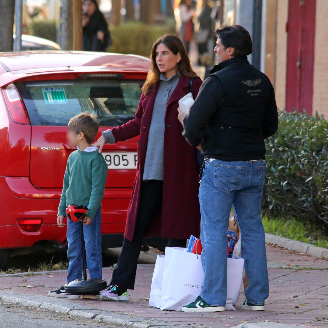 Fran Rivera y Lourdes Montes salen con sus hijos, Carmen y Curro, del domicilio de la madre de ella, Lourdes Parejo, a 6 de enero de 2024, en Sevilla 