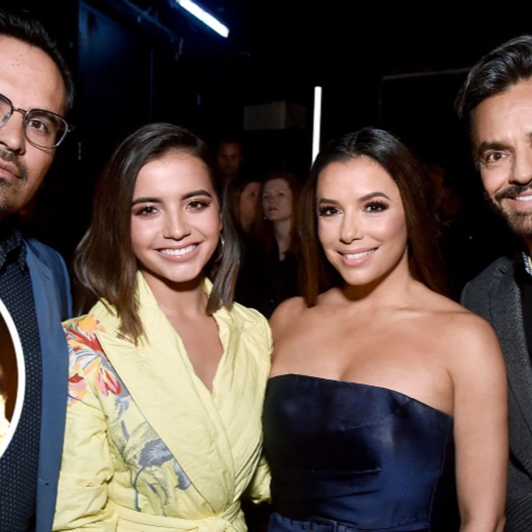 Tienes que ver la divertida -y fallida- 'selfie' de Eva Longoria, Isabela Moner, Eugenio Derbez y Michael Peña