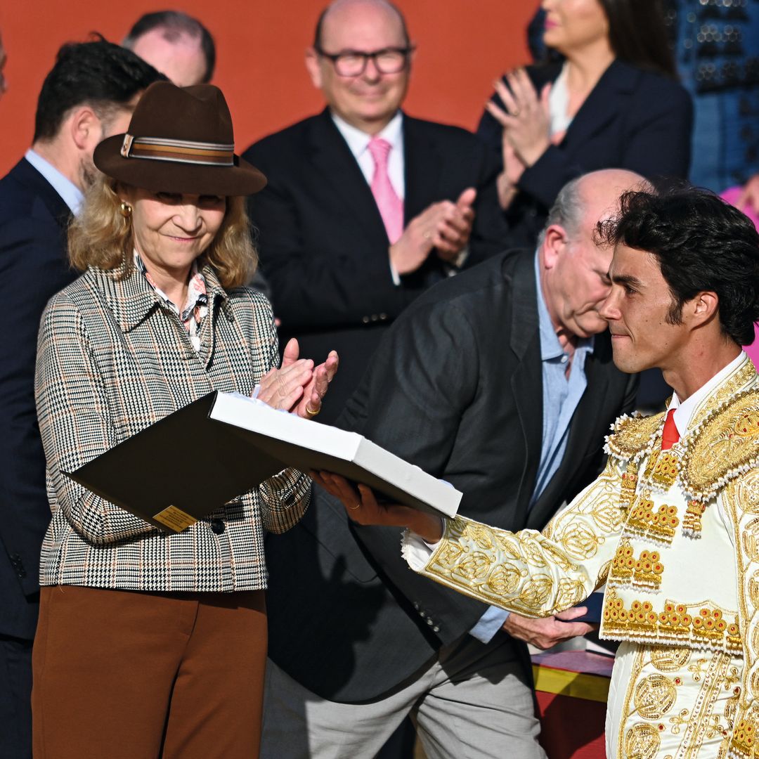 El torero recibiendo un premio y, al lado, la infanta Elena