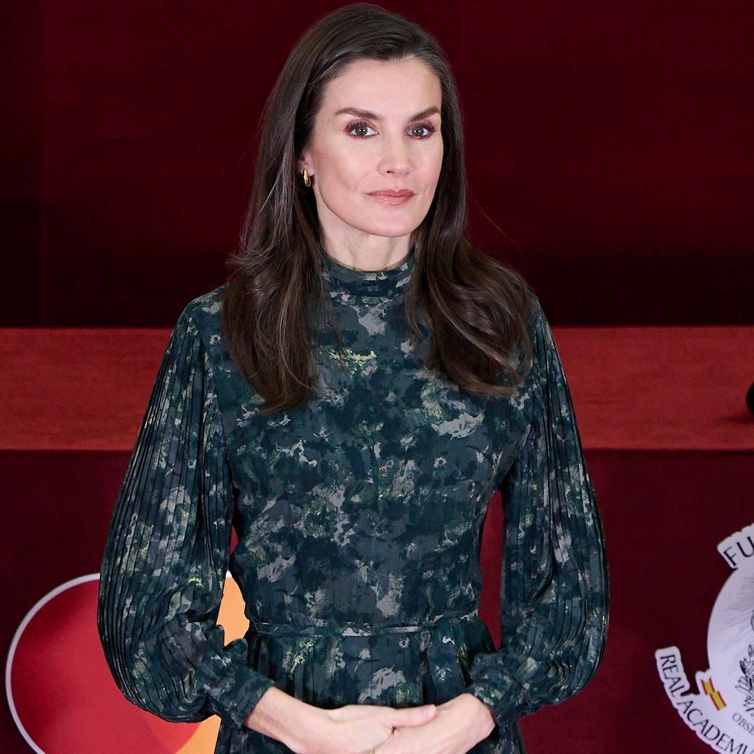 El innovador look de la reina Letizia, en Madrid: vestido rebajado de invitada y botas de ante