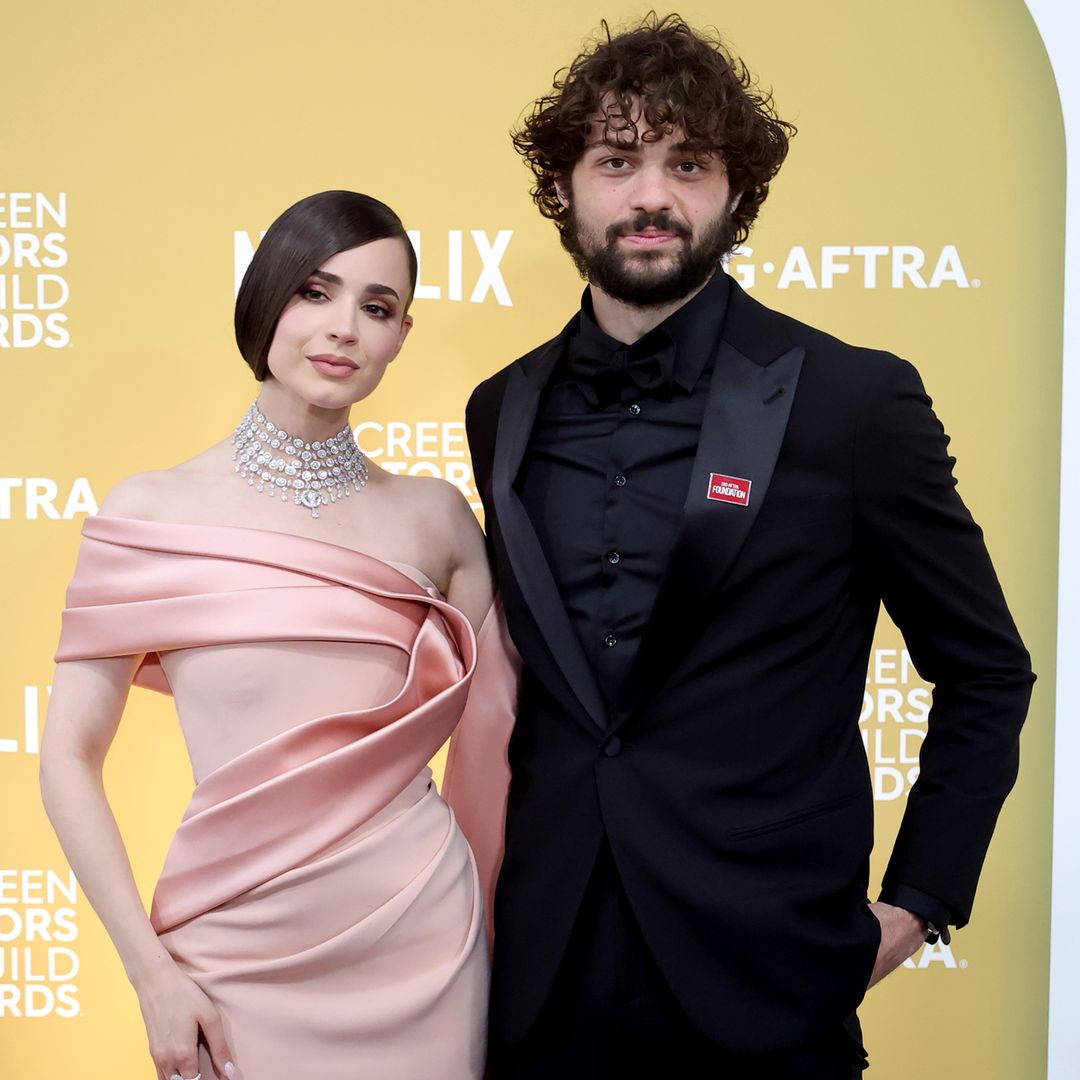 Sofia Carson y Noah Centineo: las nuevas caras de los SAG Awards 2025