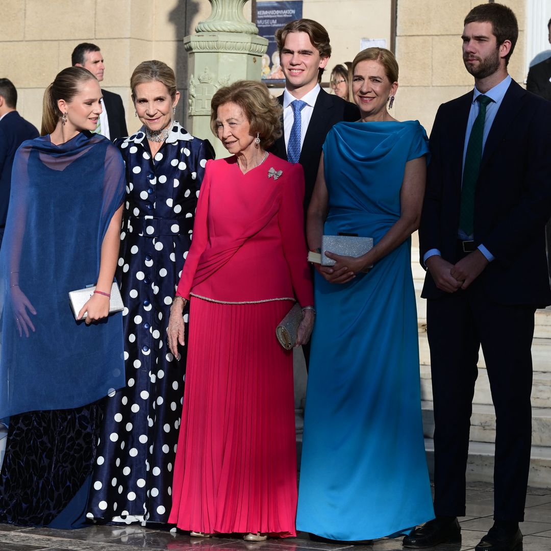 En la imagen, la infanta Elena, la reina Sofía y la infanta Cristina con sus hijos, Irene, Miguel y Juan en la boda de Teodora de Grecia y Matthew Kumar