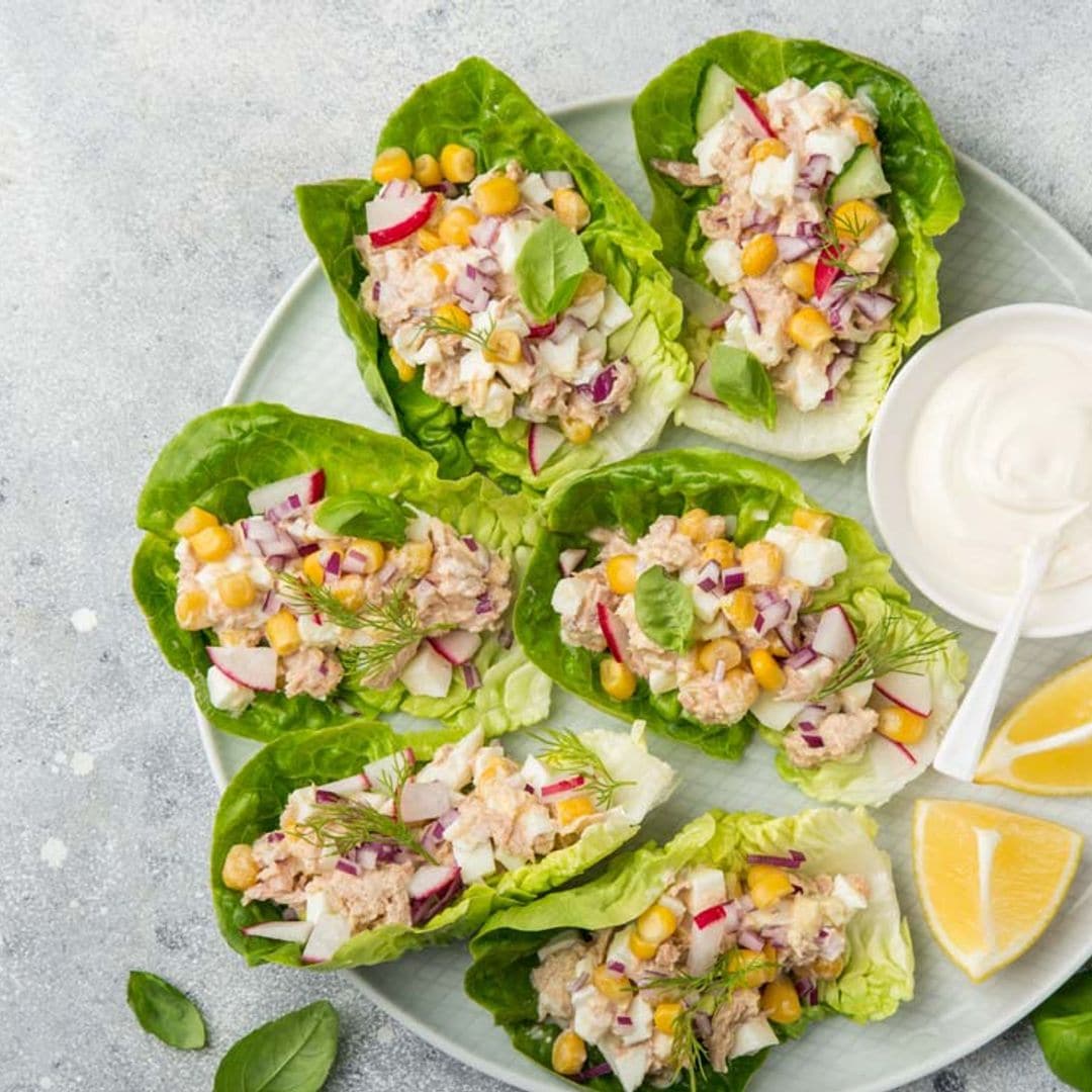 Cogollos de lechuga con atún, maíz y huevo duro