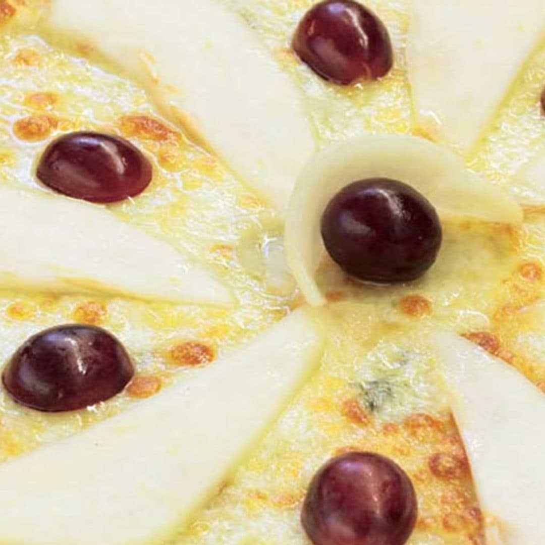 'Pizza con pera, uvas y gorgonzola'