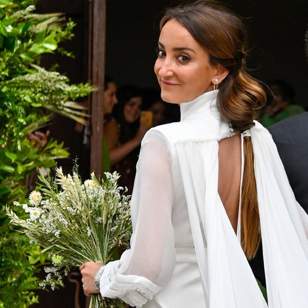 Lucía Pombo se casa con un vestido de cuello chimenea y capa vaporosa