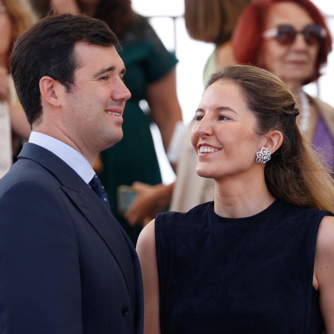 Victoria López-Quesada, protagonista de la boda del verano, muy emocionada en la jura de bandera de su hermano ante los Reyes