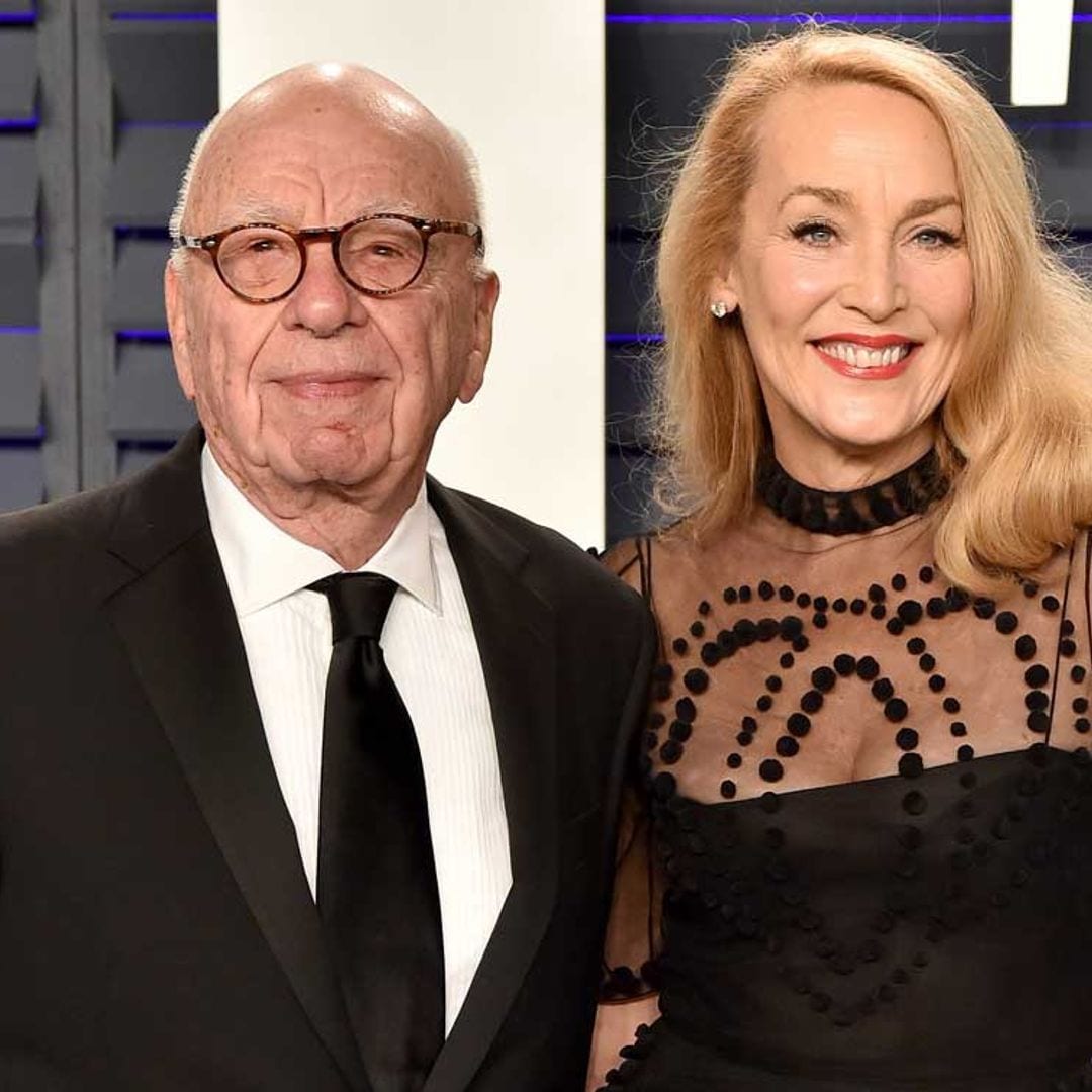 Jerry Hall entrega los papeles del divorcio a Rupert Murdock de esta manera tan inusual