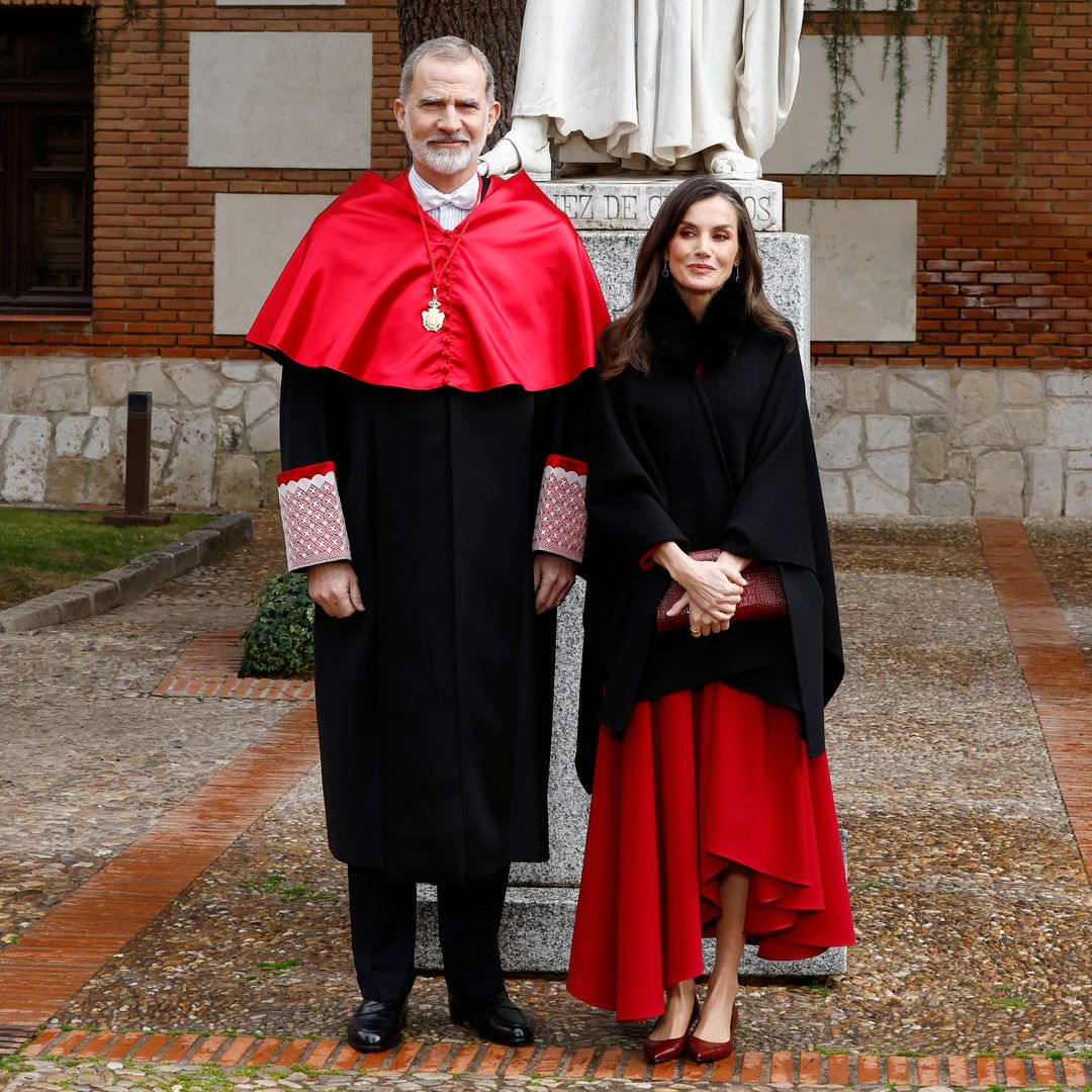 La reina Letizia estrena un vestido español de color cereza, ideal para las invitadas más elegantes