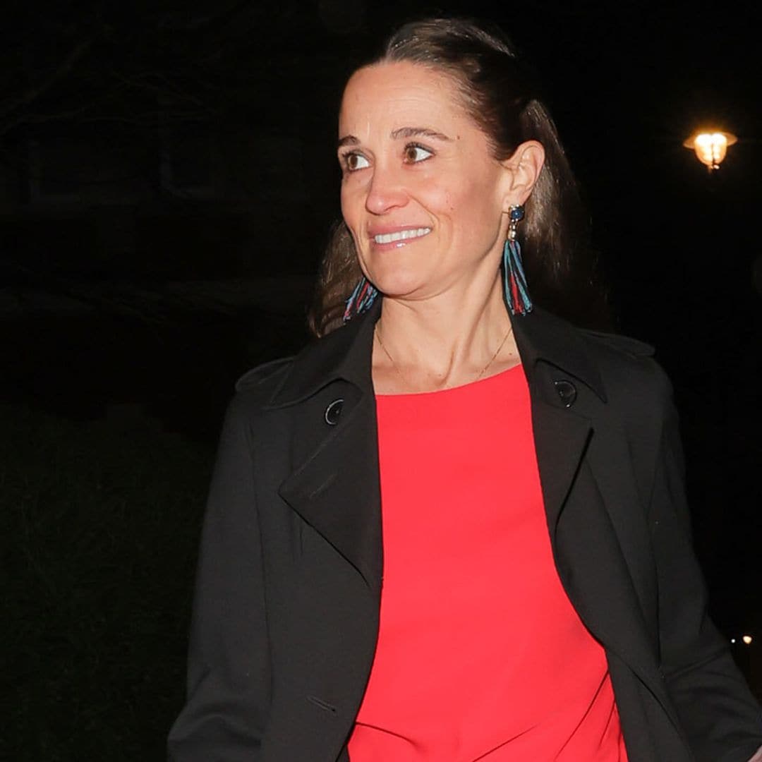 Pippa Middleton recicla un look 'total red' y sigue los pasos de su hermana Kate